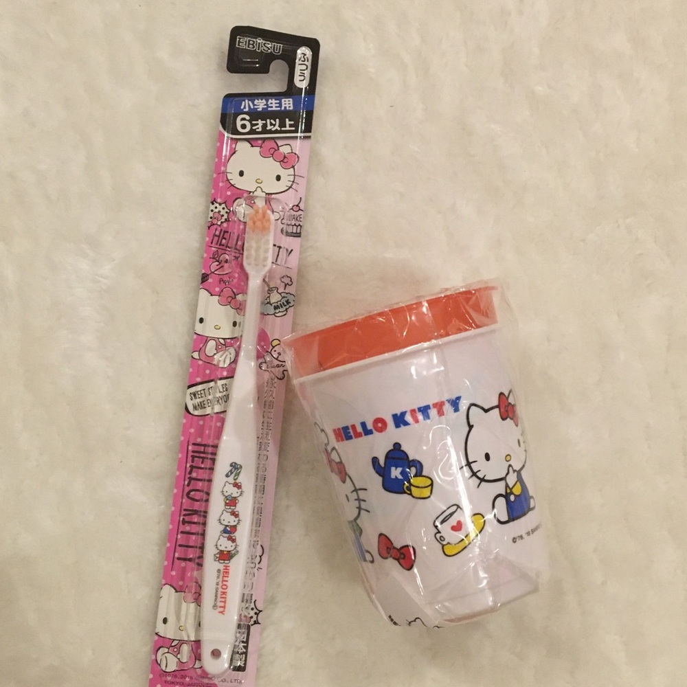 Hello Kitty Kid’s Toothbrush and Plastic Cups Set